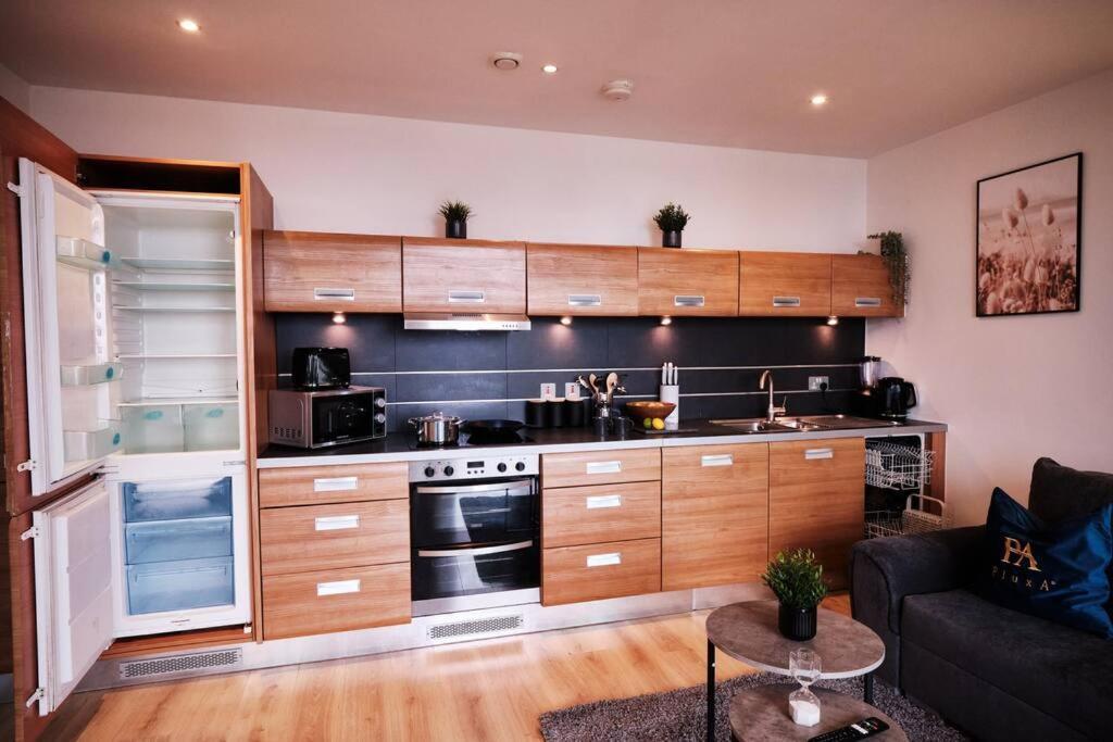 Pluxa Nordic Sky - Spacious Gem 2bed 2bath, & Free Parking Apartment Manchester